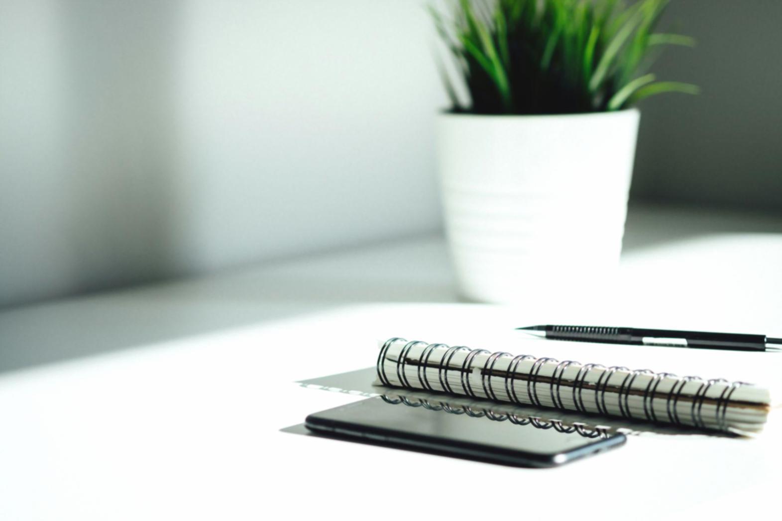 Sesión de trabajo en planificación financiera con documentos y análisis de datos